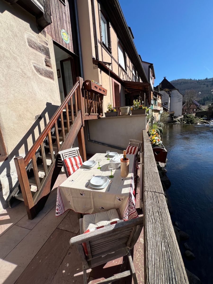 Profitez d’un repas au fil de l’eau sur cette terrasse ensoleillée, surplombant la Weiss. Cadre authentique, vue pittoresque et ambiance paisible au cœur de Kaysersberg. Un véritable cocon alsacien pour un séjour inoubliable !