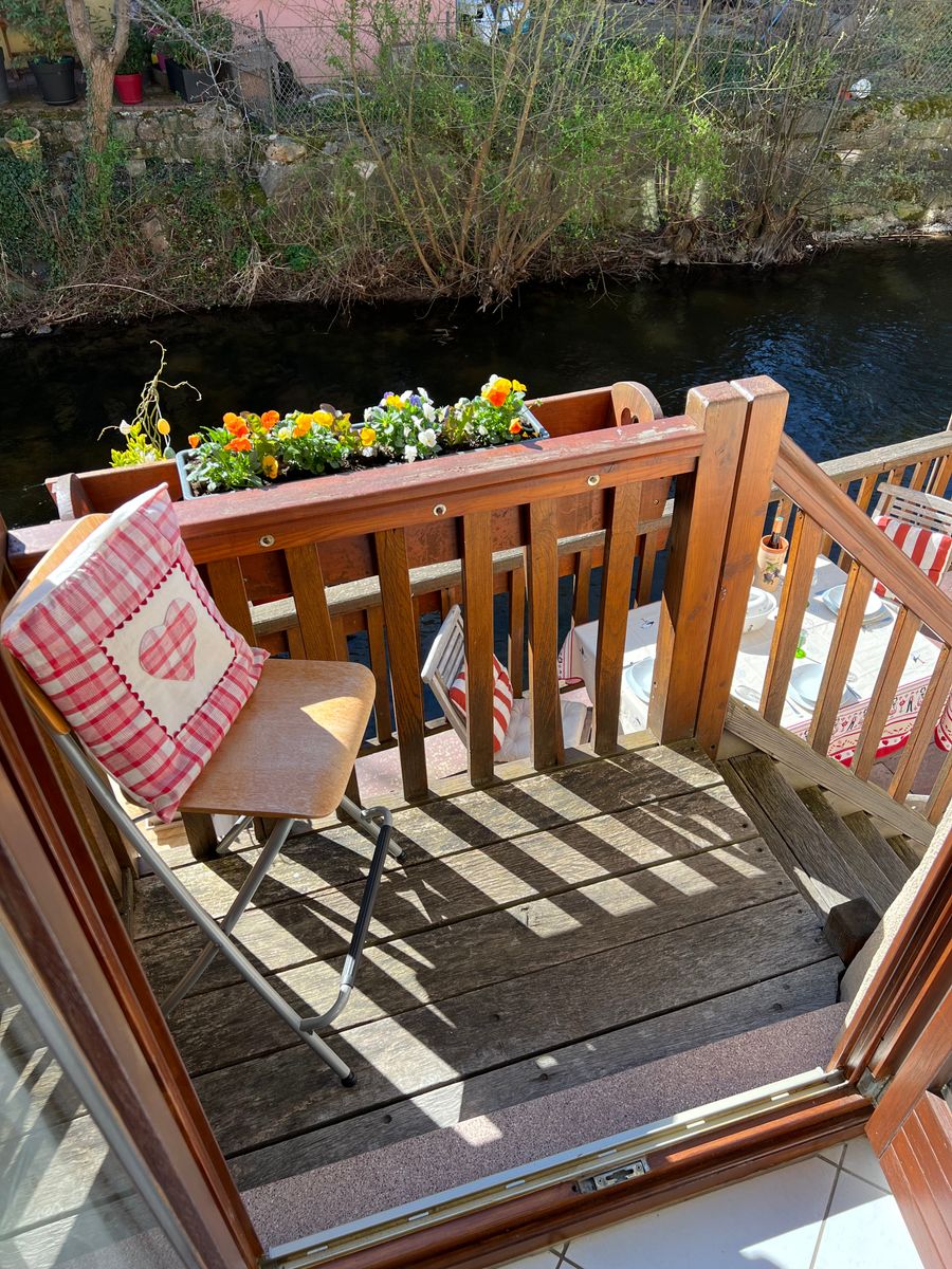 Vous aurez accès à la terrasse au bord de la rivière de la Weiss, avec un escalier en bois. Vous pourrez profiter du cadre, de la beauté et de la tranquillité de l'endroit.