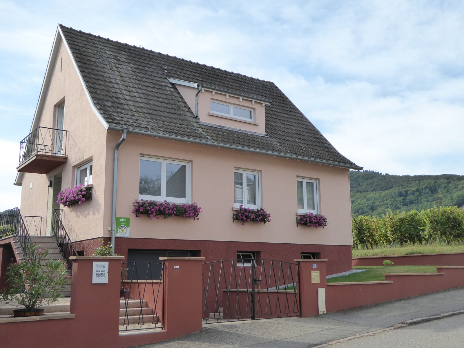 vue générale de la maison 
entrée du garage Nord