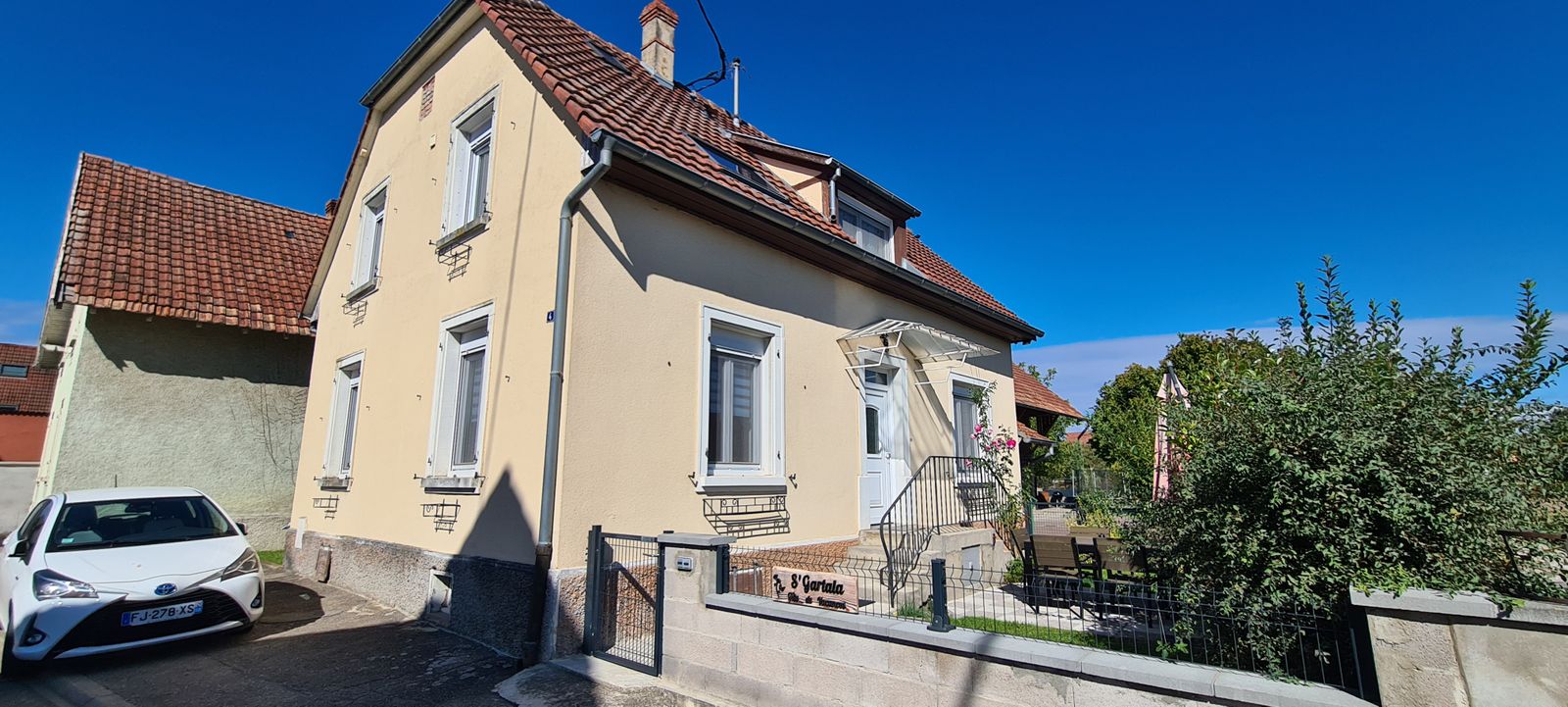 maison vue depuis la rue
gite au RDC
