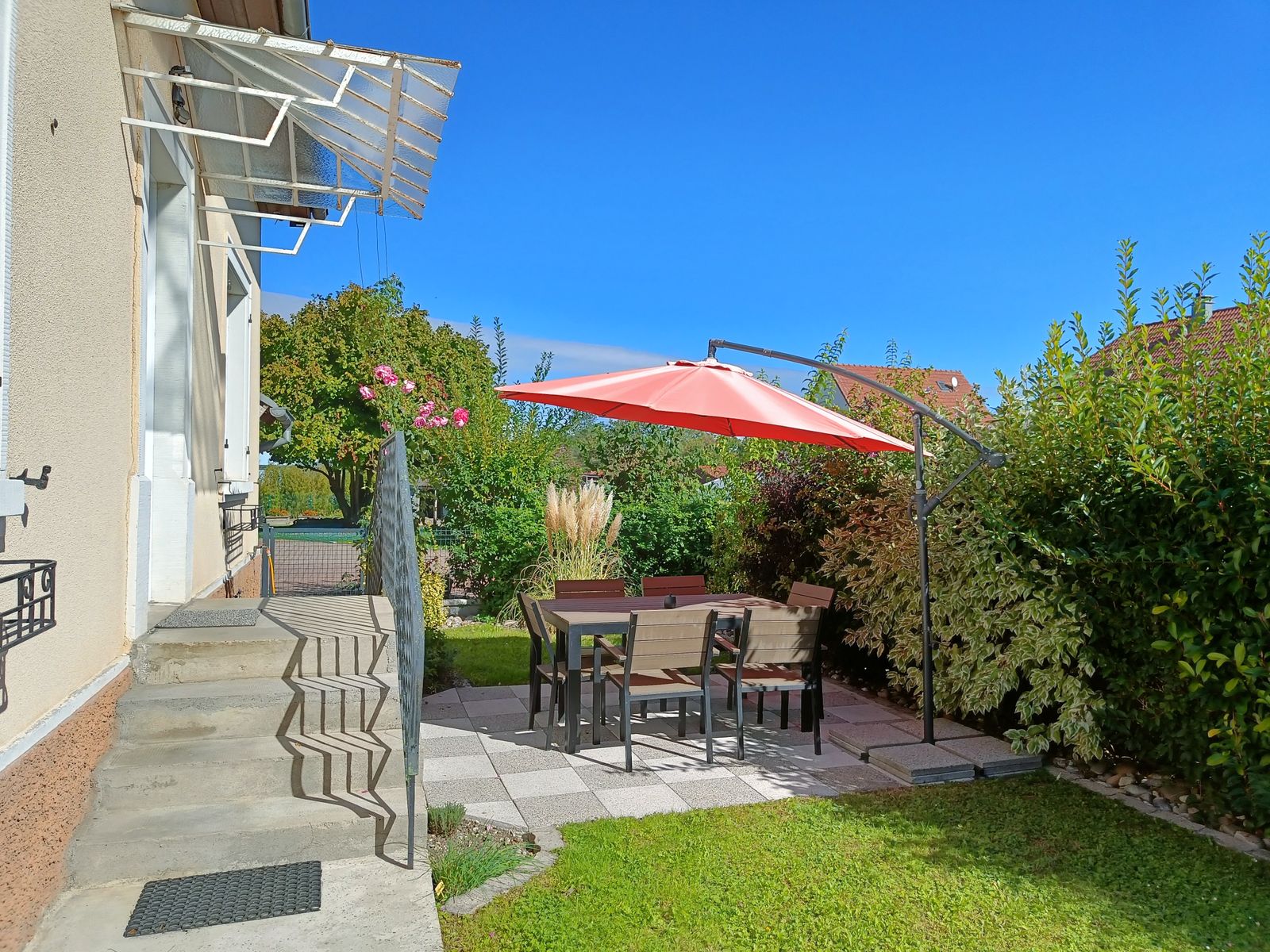 extérieur / entrée / jardin