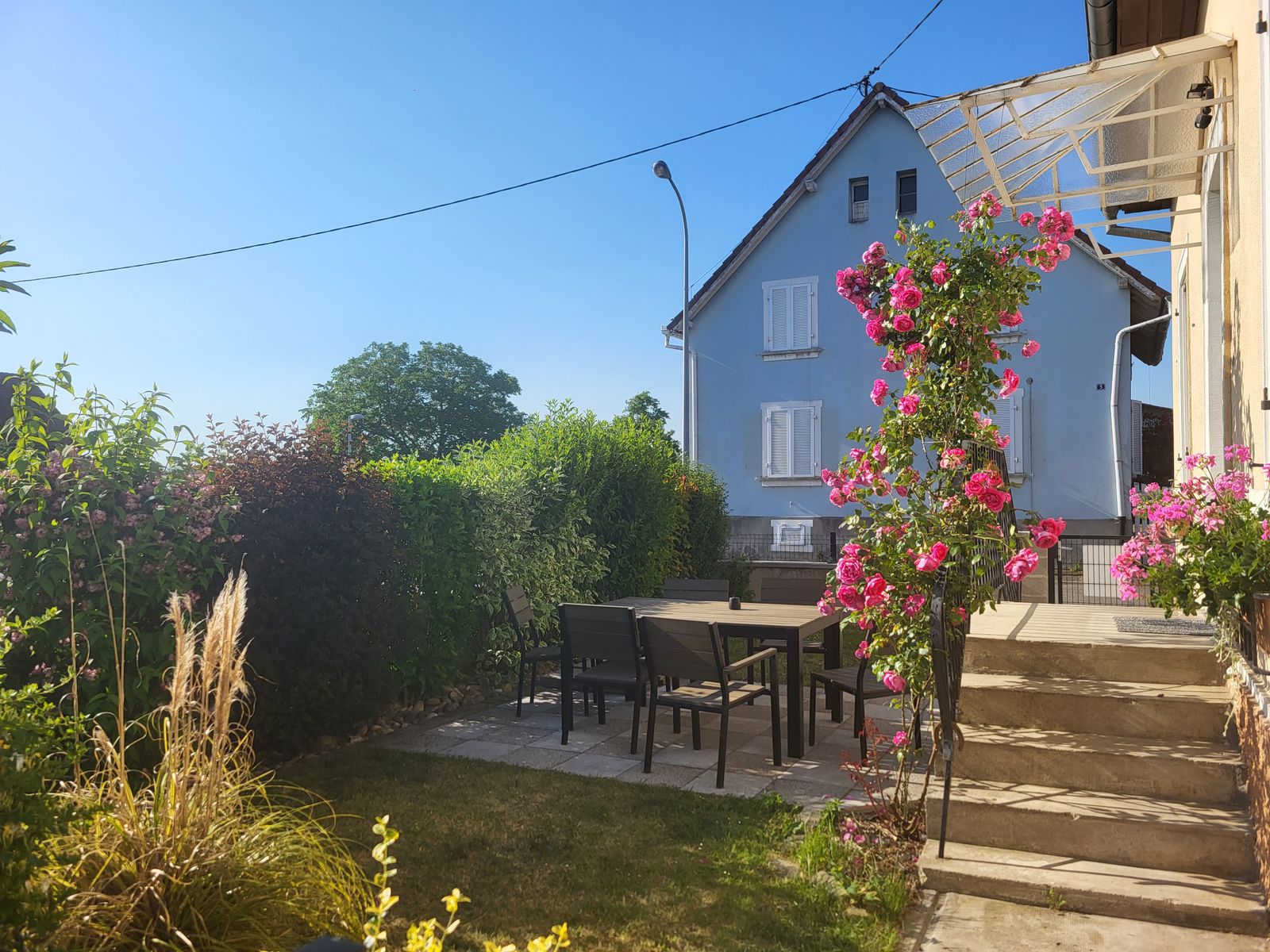 extérieur / entrée / jardin