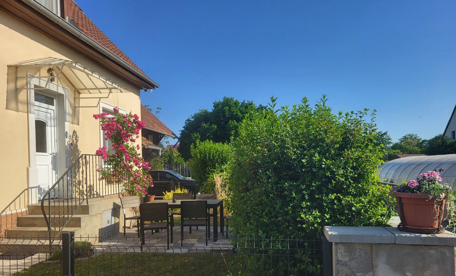 extérieur / entrée / jardin