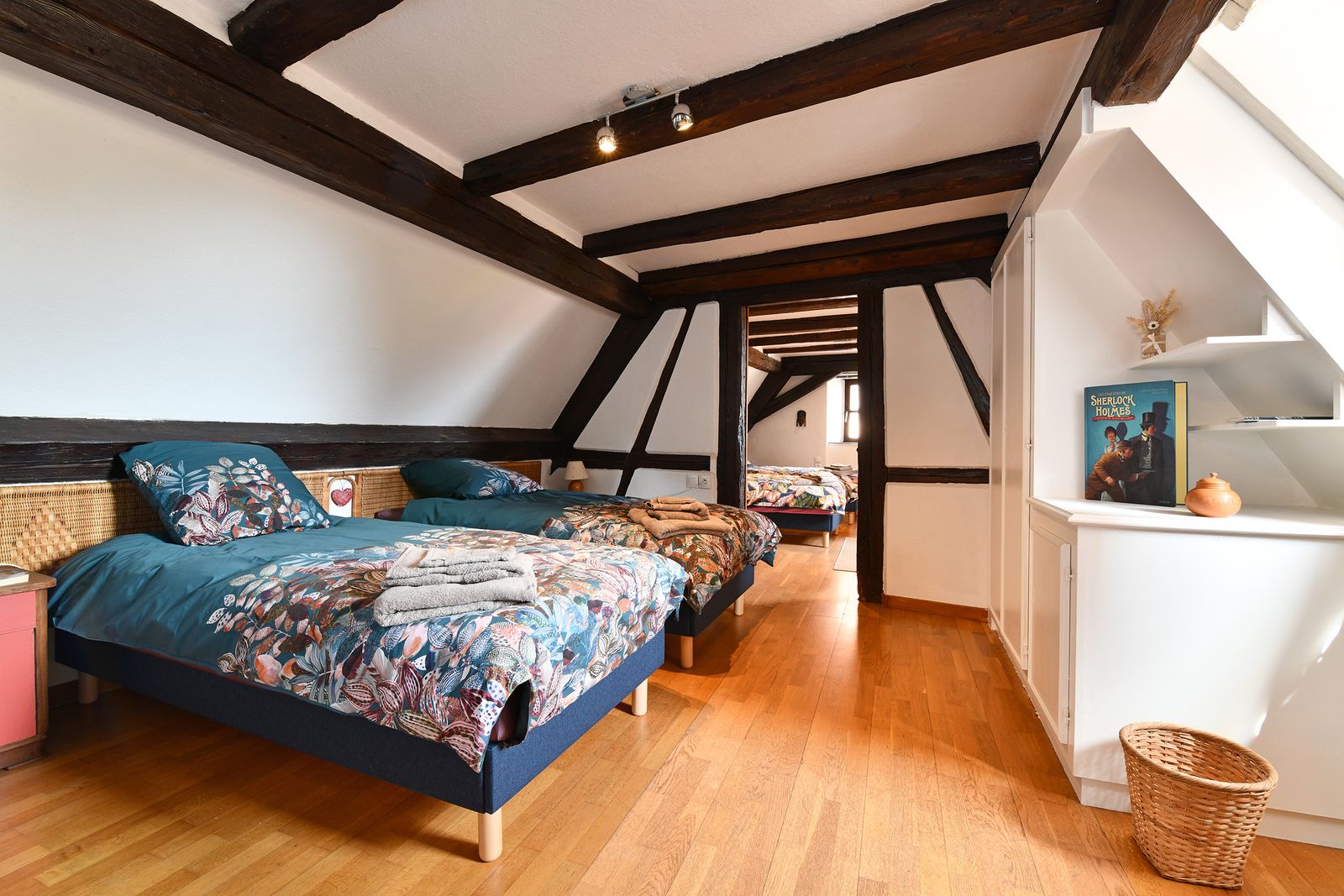 2 chambres avec lits 90*200, 2 pièces en enfilade, mais une porte pour garantir son intimité