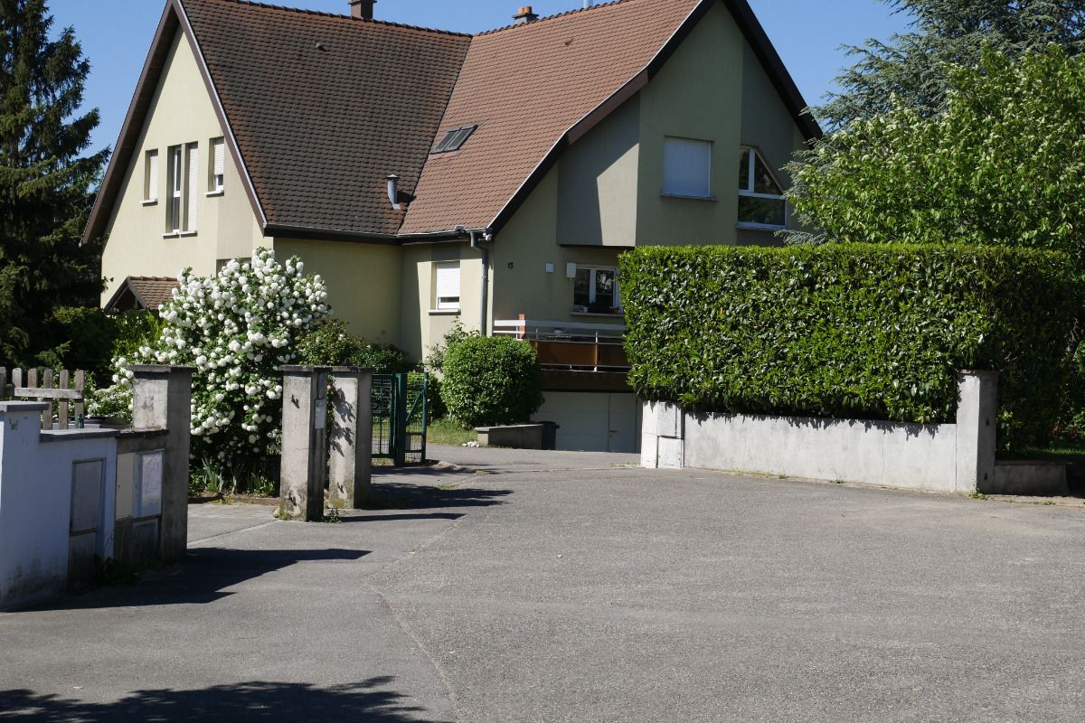 L'appartement est situé dans une aile de la maison du propriétaire avec entrée séparée