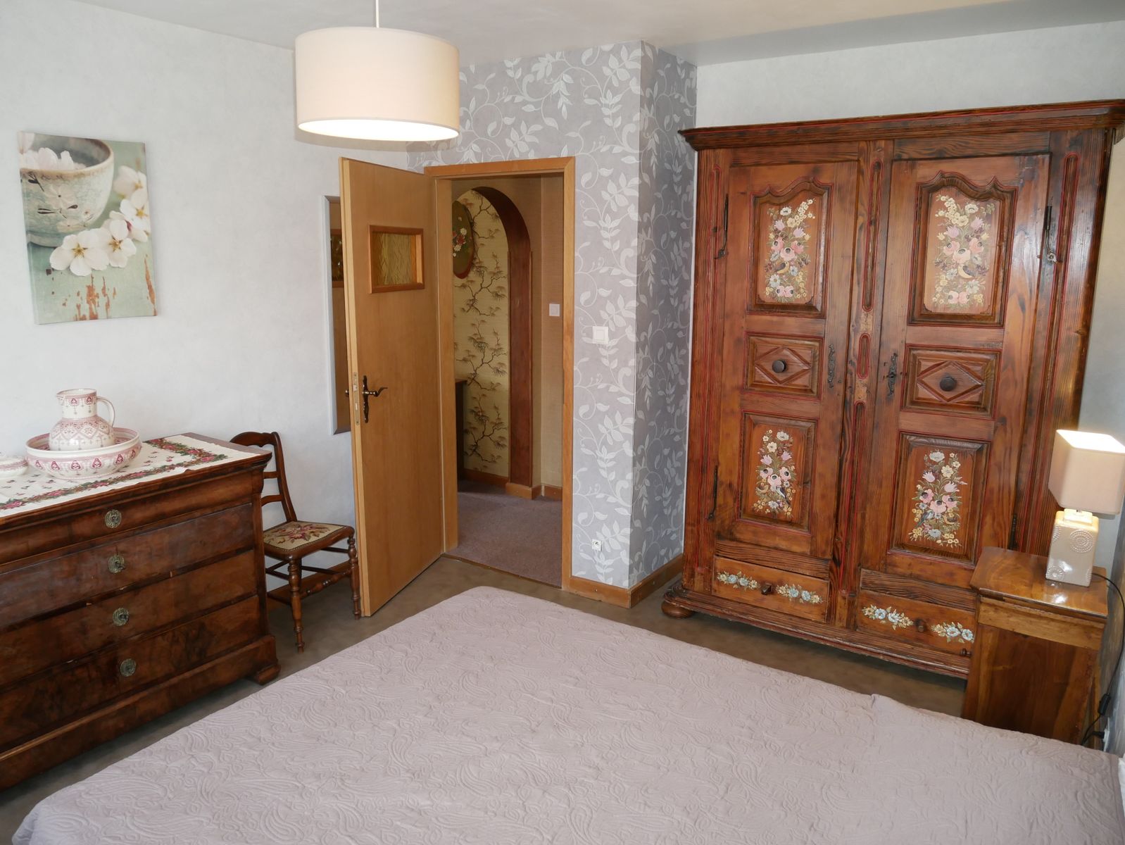 Chambre à coucher et armoire alsacienne peinte et commode