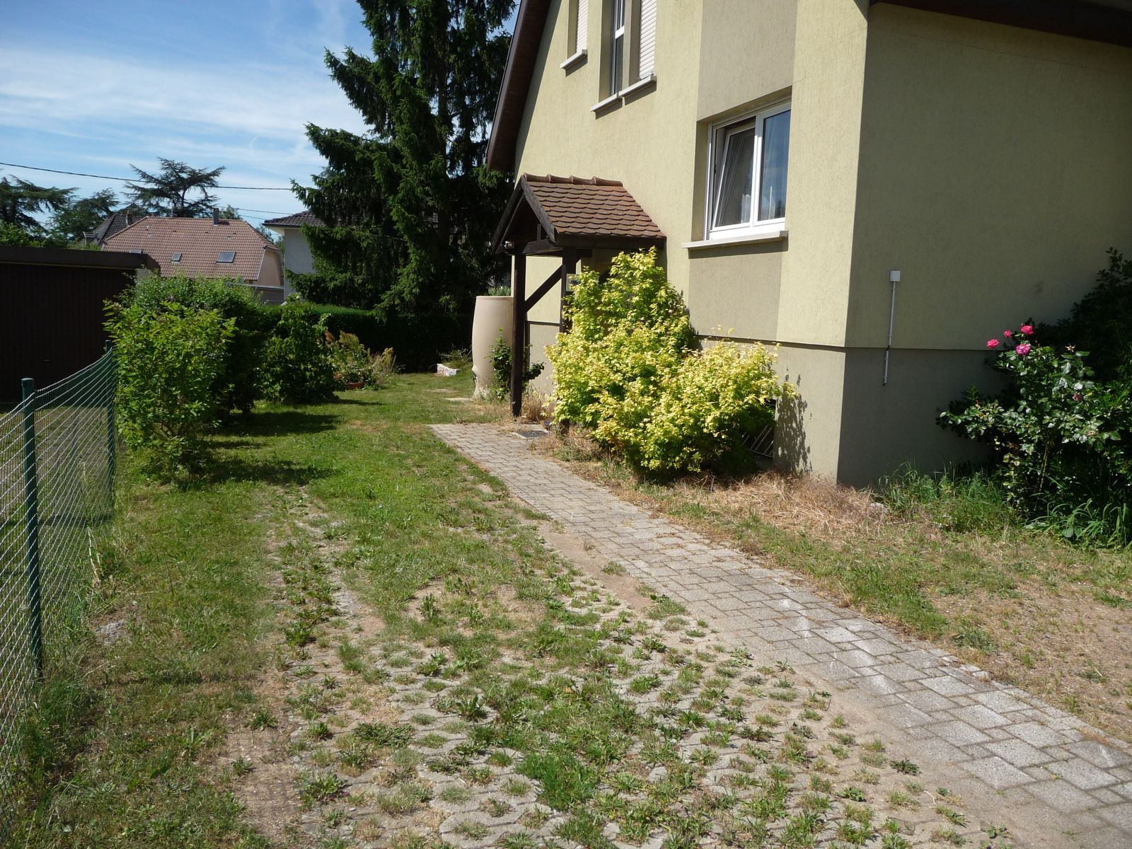 Entrée avec place de parking privativeée
