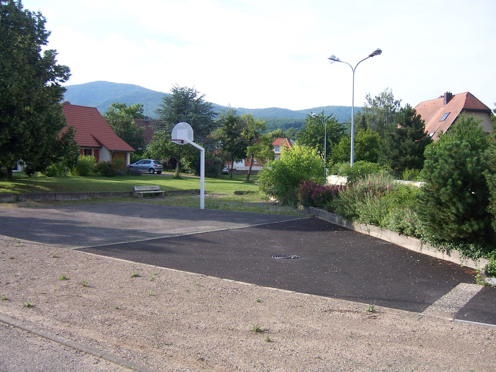 Terrain de jeu devant l'appartement avec vue sur le massif des Vosges