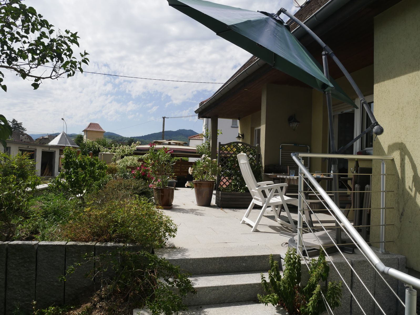 Terrasse plein sud et massif des Vosges en arrière plan