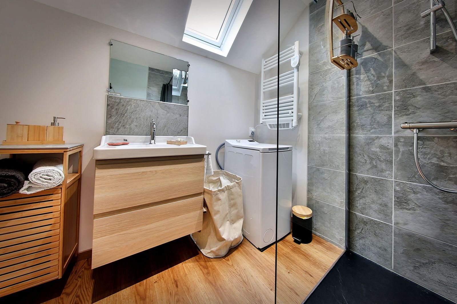 Salle de bain avec douche à l'italienne
