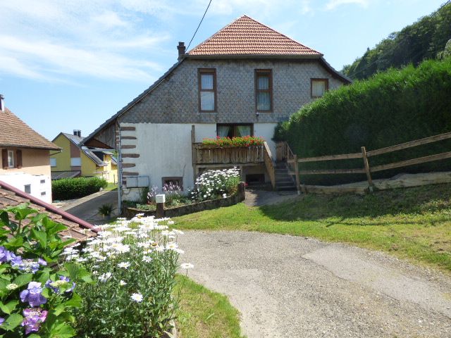Gîte avec balcon et chambres d'hôtes au-dessus
