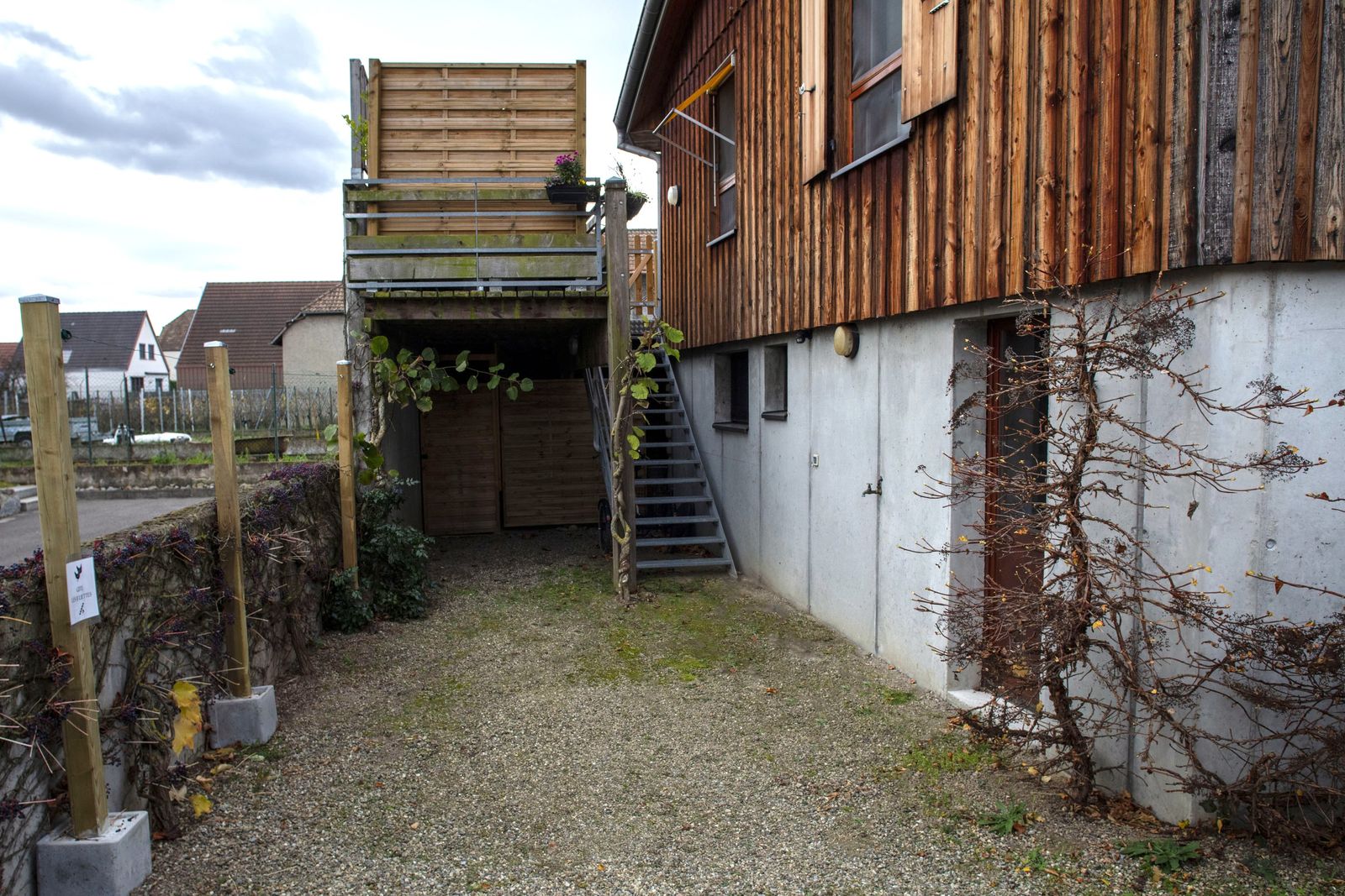 Le parking et accès au gîte. ©Atelier Pallagès