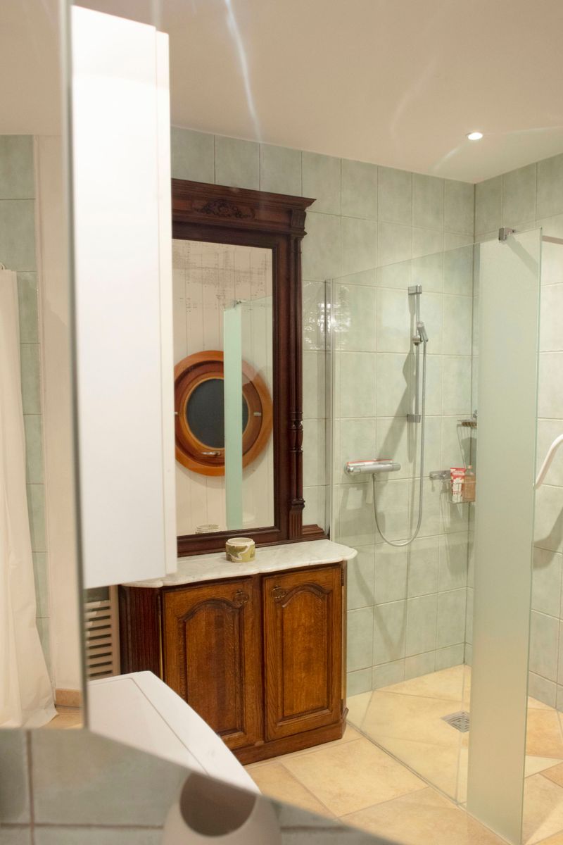 Salle d'eau avec douche à l'italienne. ©Atelier Pallagès