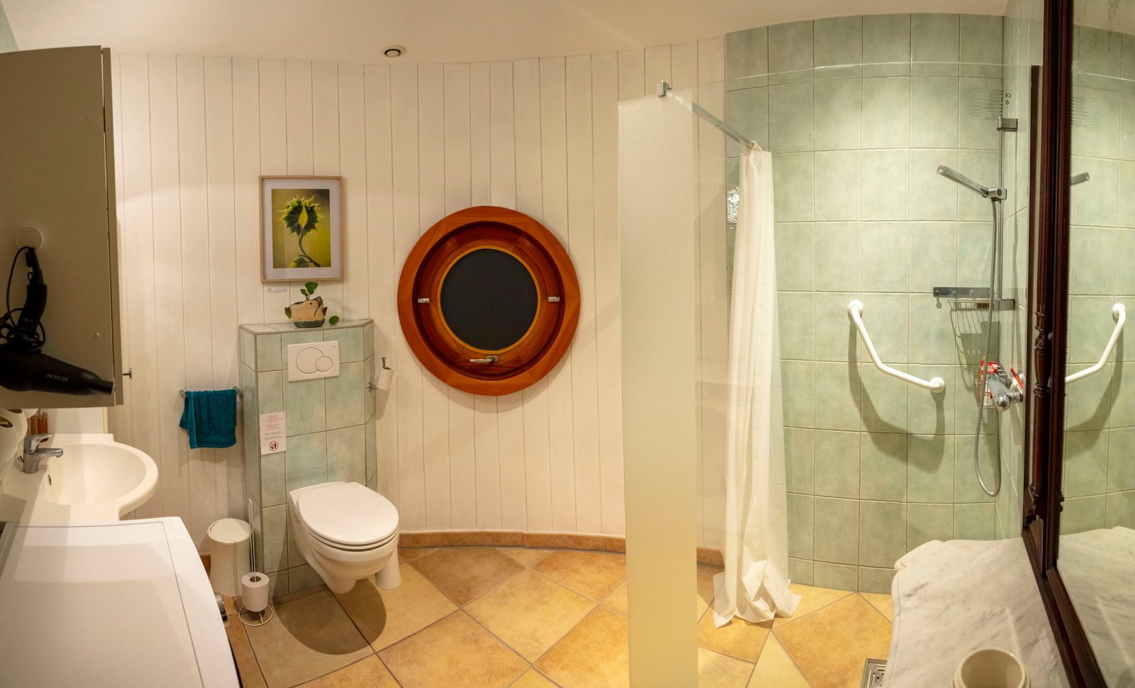 Salle d'eau avec douche à l'italienne. ©Atelier Pallagès
