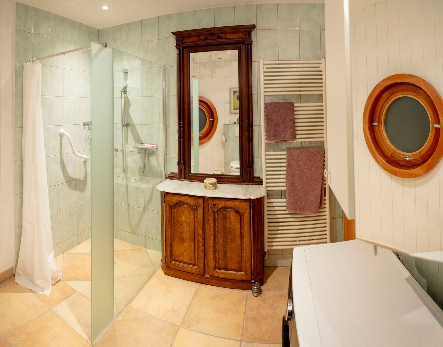 Salle d'eau avec douche à l'italienne. ©Atelier Pallagès