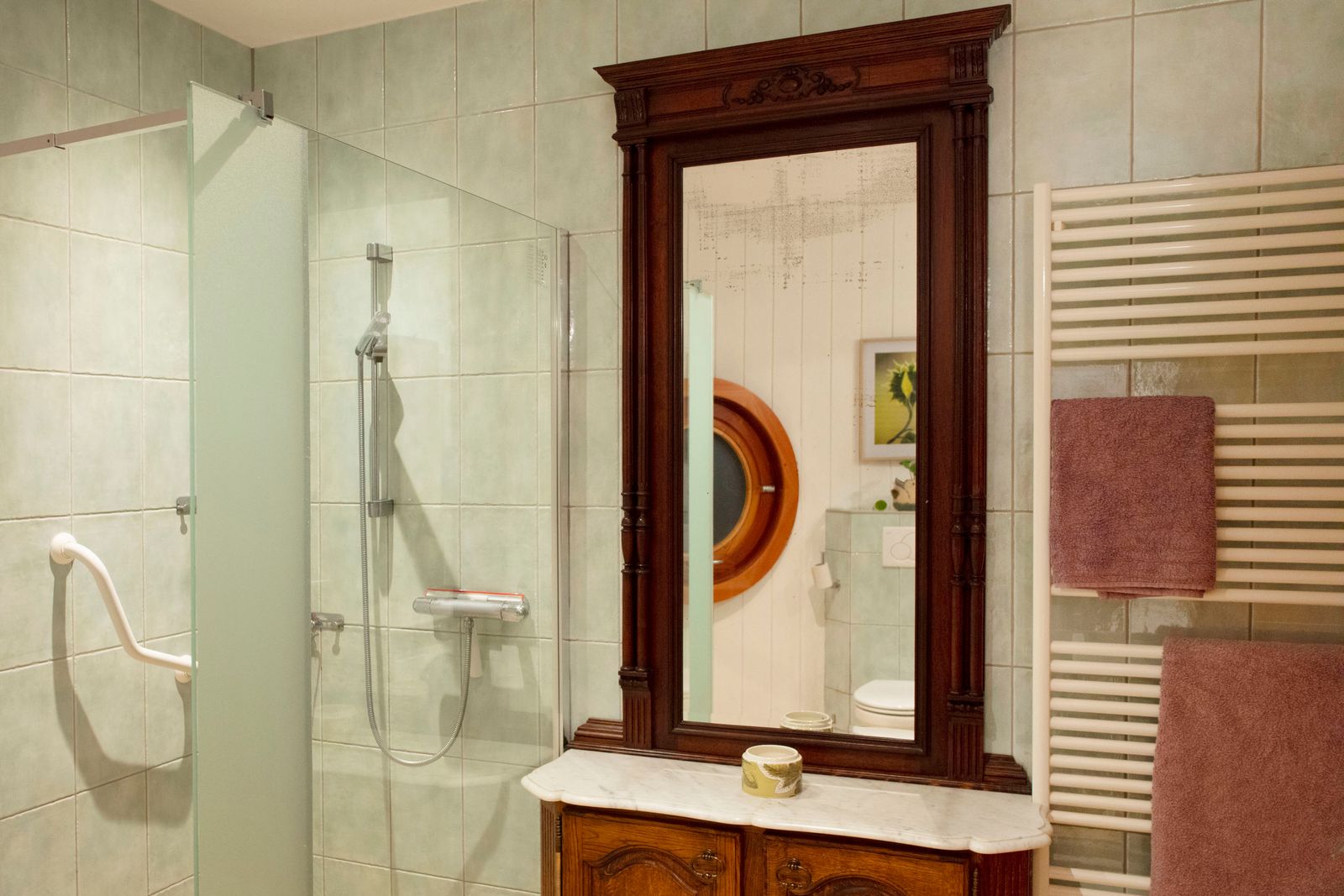 Salle d'eau avec douche à l'italienne. ©Atelier Pallagès
