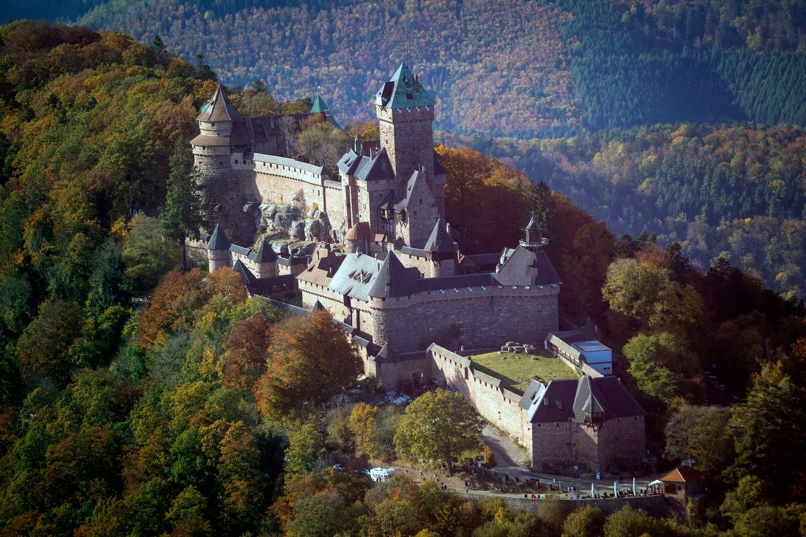 Le Haut-Koenigsbourg, vu d'avion. ©Atelier Pallagès