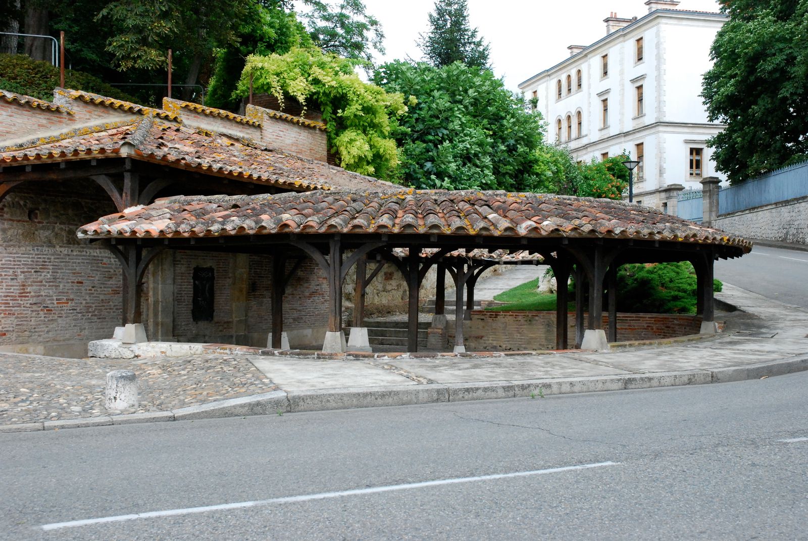 Un des nombreux  anciens lavoirs de Valence d'Agen.