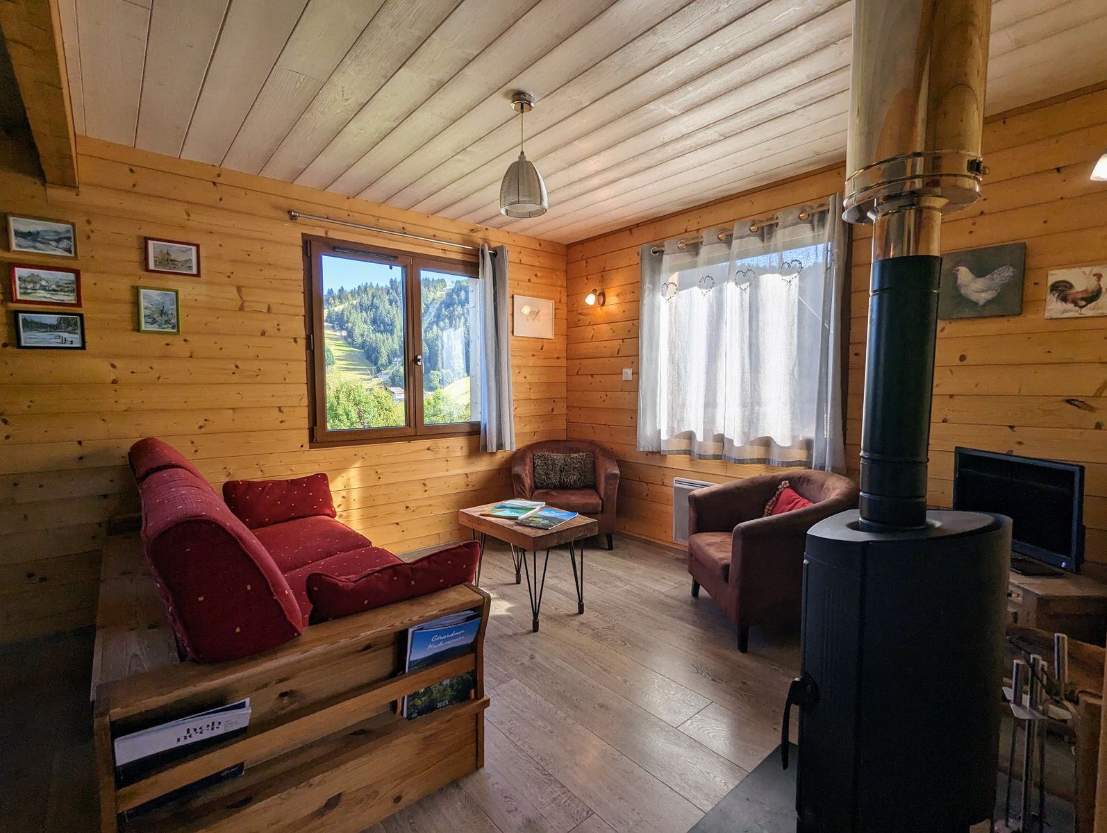 salon avec poêle à bois