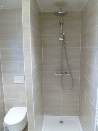 Salle d'eau de l'étage avec douche à l'italienne, vasque et WC